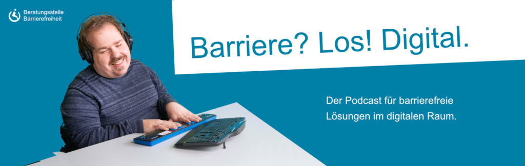 Podast Cover: Barrierefreie? Los! Digital. Darauf zu sehen ist ein blinder Mann mit Headset auf dem Kopf und Spezialtastatur mit Braillezeile am Computer und lächelt