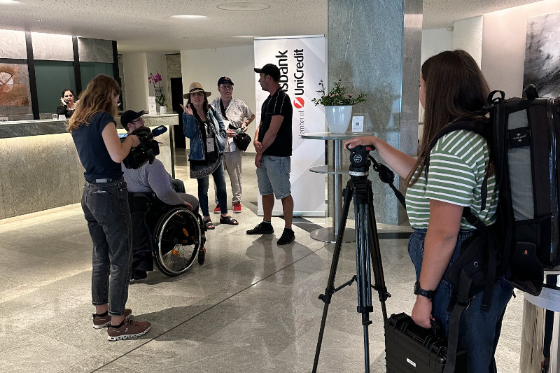 Mehrere Personen stehen im Foyer von Unicredit