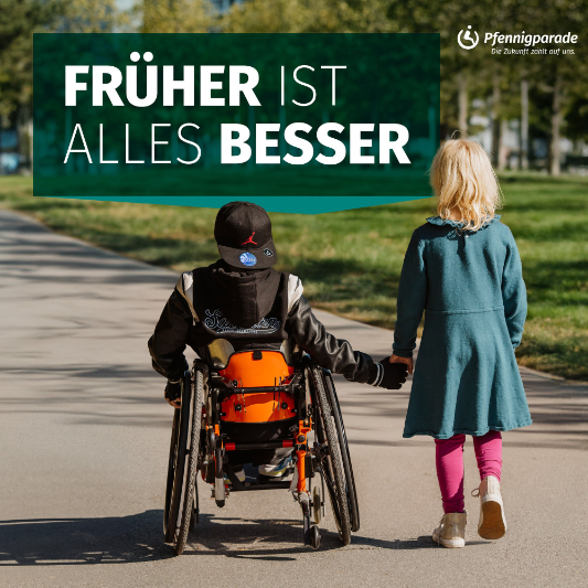 Früher ist alles besser Zwei Kinder nebeneinander, eines davon im Rollstuhl