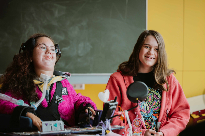 Zwei Mädchen sitzen nebeneinander im Klassenzimmer