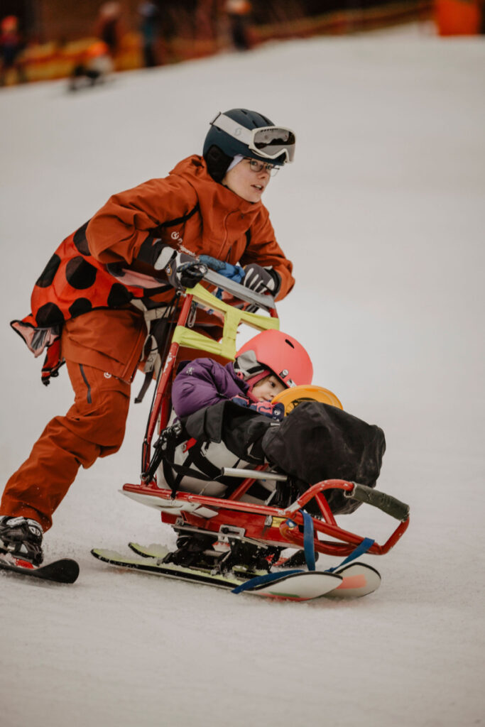 Zwei Personen fahren Ski im Schnee