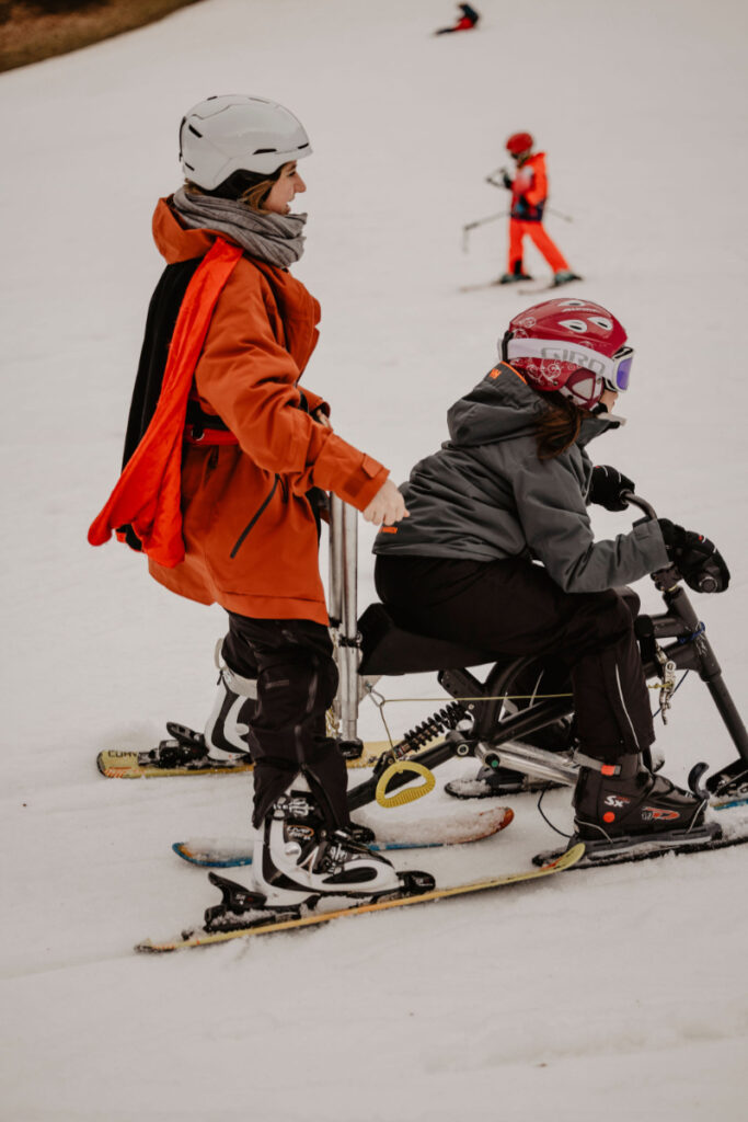 Mehrere Personen beim Skifahren im Schnee