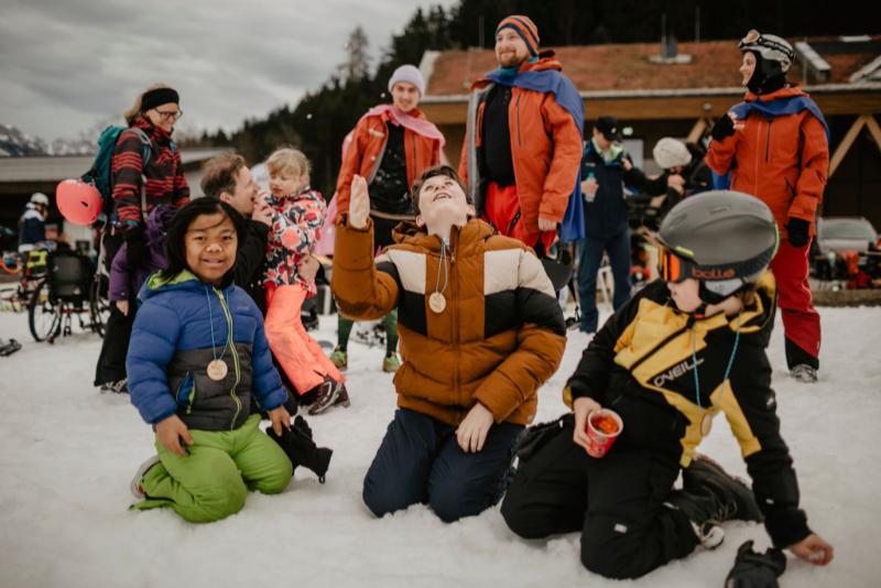 Mehrere Personen stehen zusammen vor einer Hütte