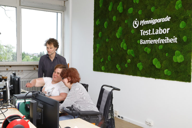 Drei Personen nebeneinander im Test.Labor Barrierefreiheit