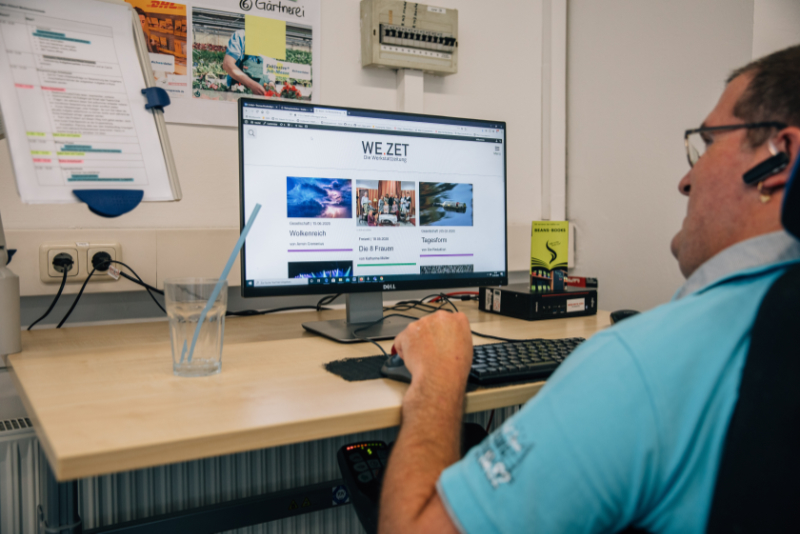 Mann im Rollstuhl bei der Webseitenpflege