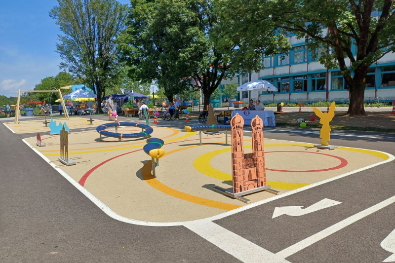 Spielfeld mit verschiedenen Sehenswürdigkeiten