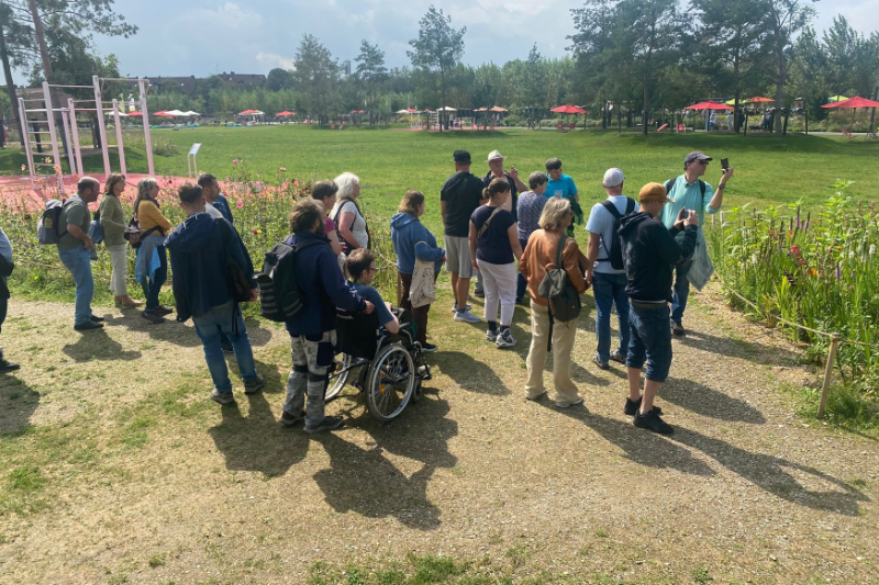 Besucher auf dem Gelände der Landesgartenschau. Einer davon im Rollstuhl