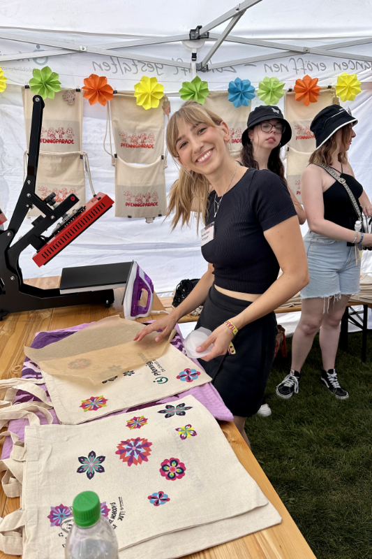 Drei Frauen im Zelt mit bedruckten Stofftaschen im Zelt