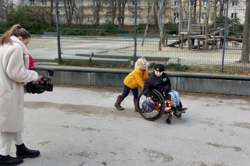 Eine Kamerafrau von München TV filmt 2 Kinder im Rahmen der Kampagne "Früher ist alles besser".