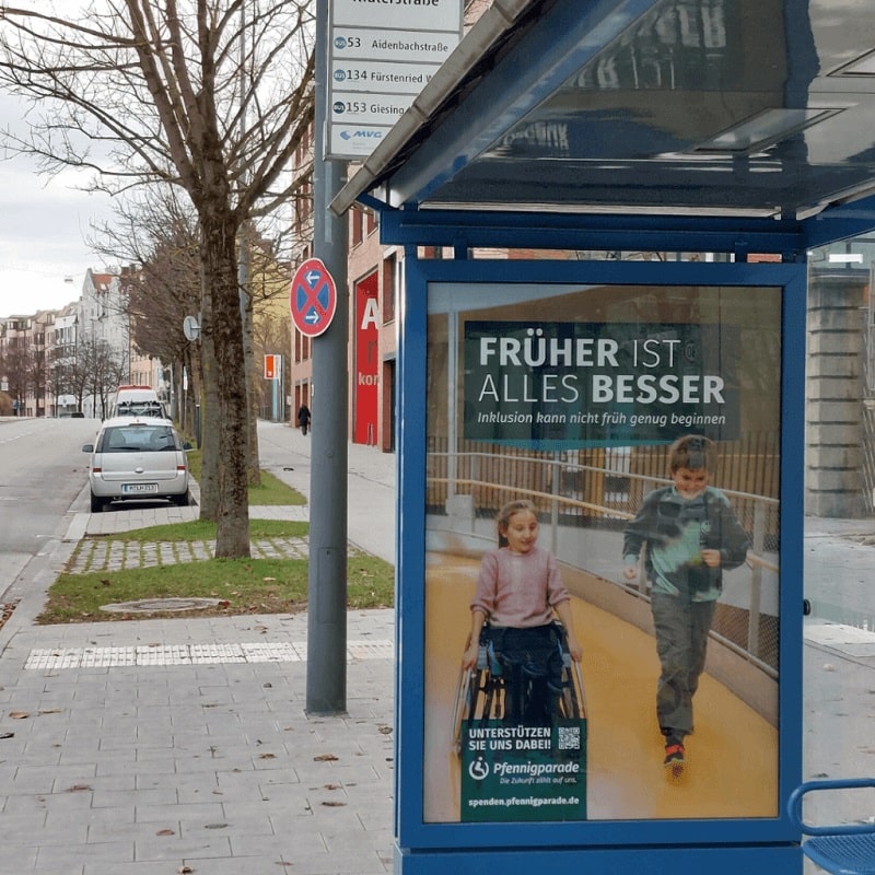 Kampagne Früher ist alles besser an Bushaltestelle.