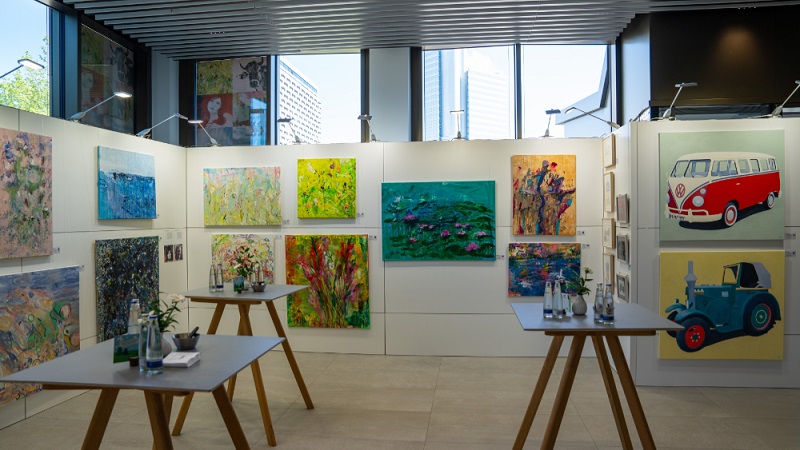 Mehrere Kunstwerke im Ausstellungsraum
