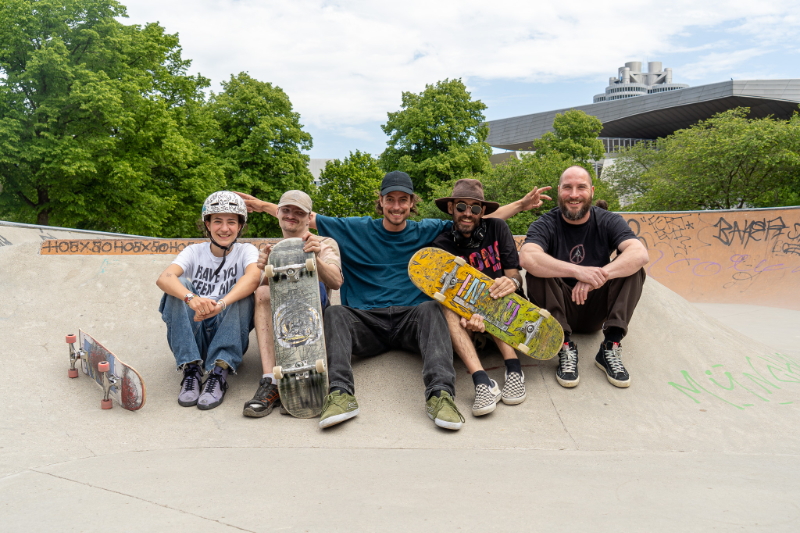 Gruppe im Skatepark mit Skateboards
