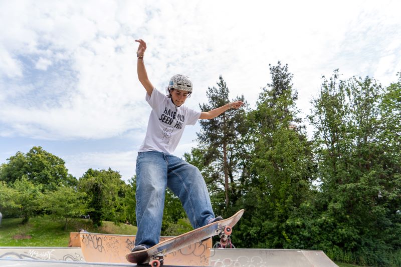 Frau auf Skateboard trainiert in Halfpipe