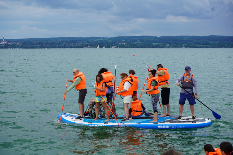 Mehrere Personen paddeln auf SUP auf Ammersee