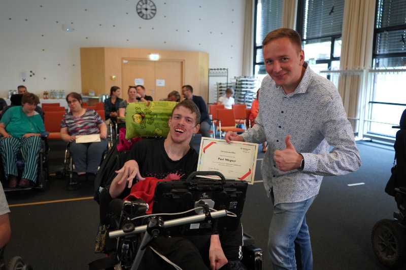 Paul Wagner und Gruppenleiter Eugen bei der Zertifikatsverleihung