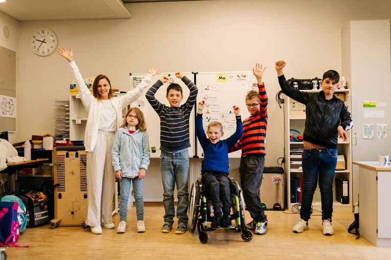 Tommy mit seinen Mitschüler*innen: damit es weitergeht!