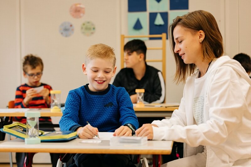 Schüler mit Lehrerin
