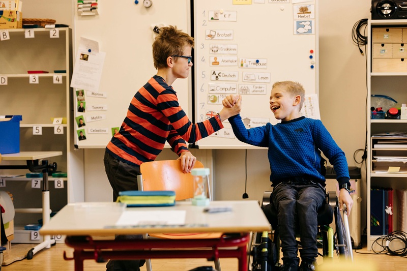 Zwei Schüler schlagen ein, ein Team