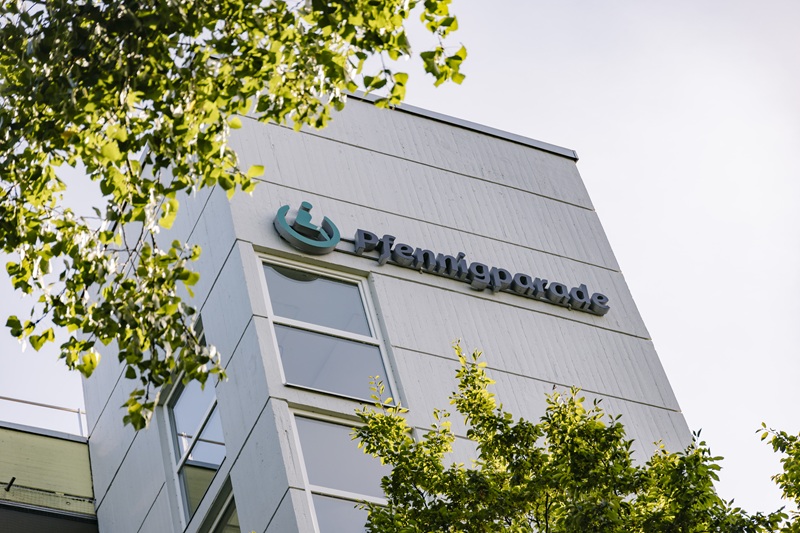 Pfennigparade Logo und Schriftzug auf Gebäude