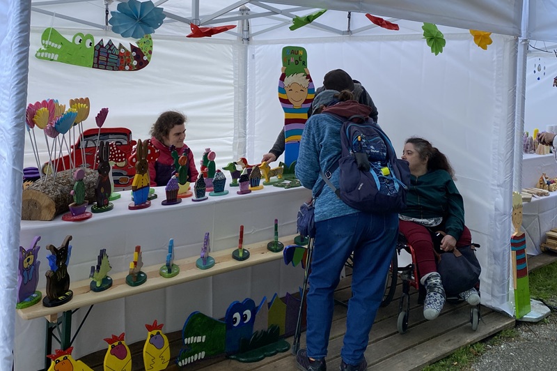 Marktstand mit bemalten Holzfiguren