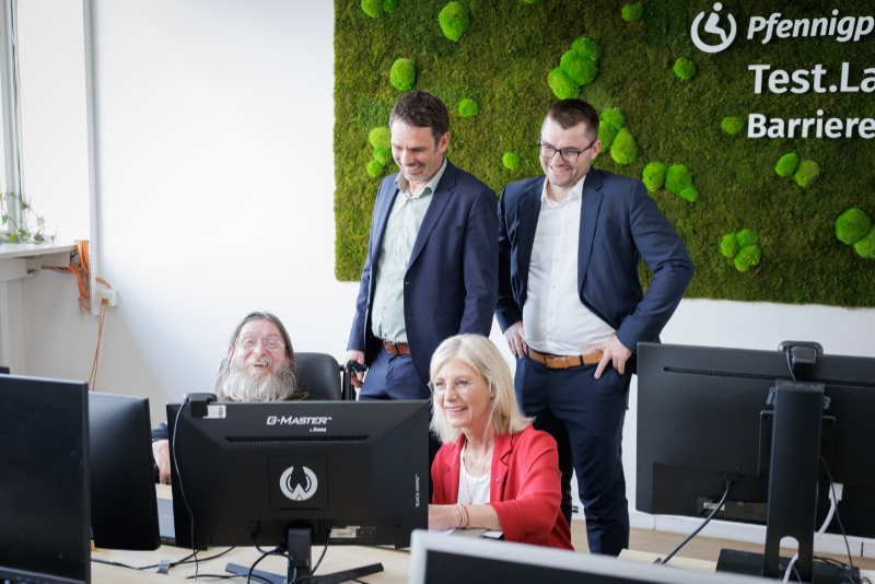 Ulrike Scharf im Gespräch mit Josef Plötz, dahinter Oliver Gosolits und Matthias Messerer