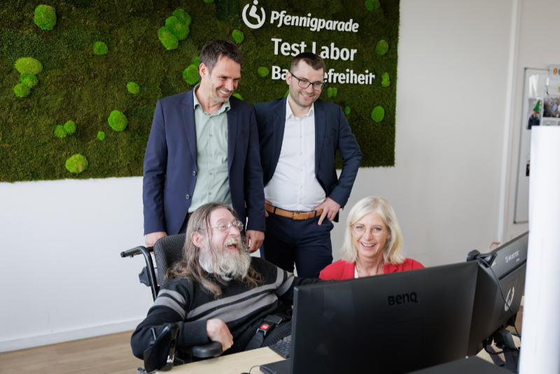 Ulrike Scharf im Gespräch mit Josef Plötz, dahinter Oliver Gosolits und Matthias Messerer