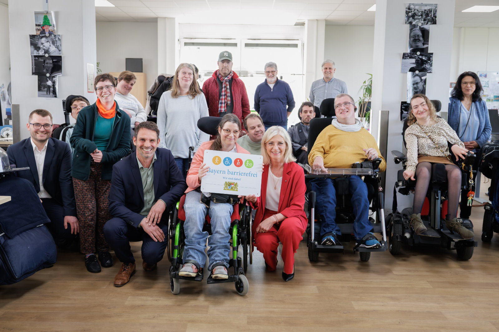 Ulrike Scharf mit dem Team des Testlabor Barrierefreiheit, Stephanie Steiglechner hält das Signet Bayern barrierefrei