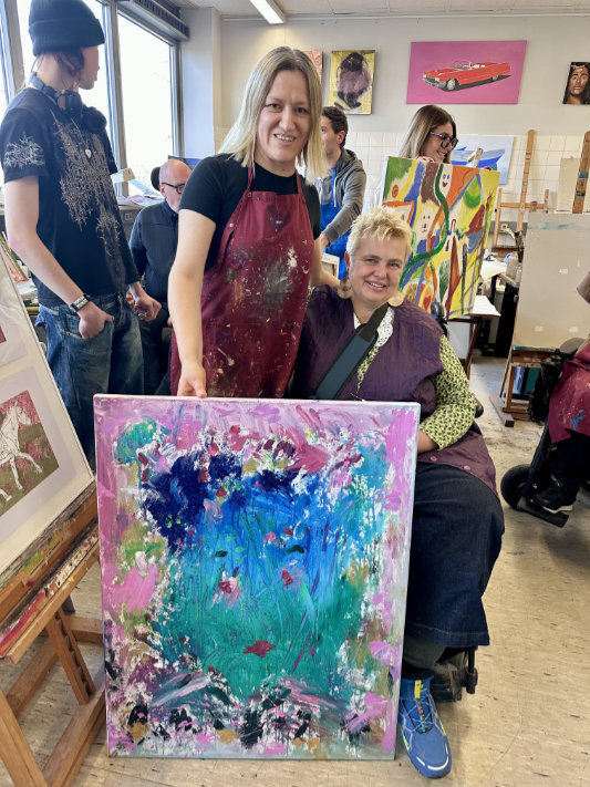 Mehrere Künstler mit Kunstwerken im Atelier
