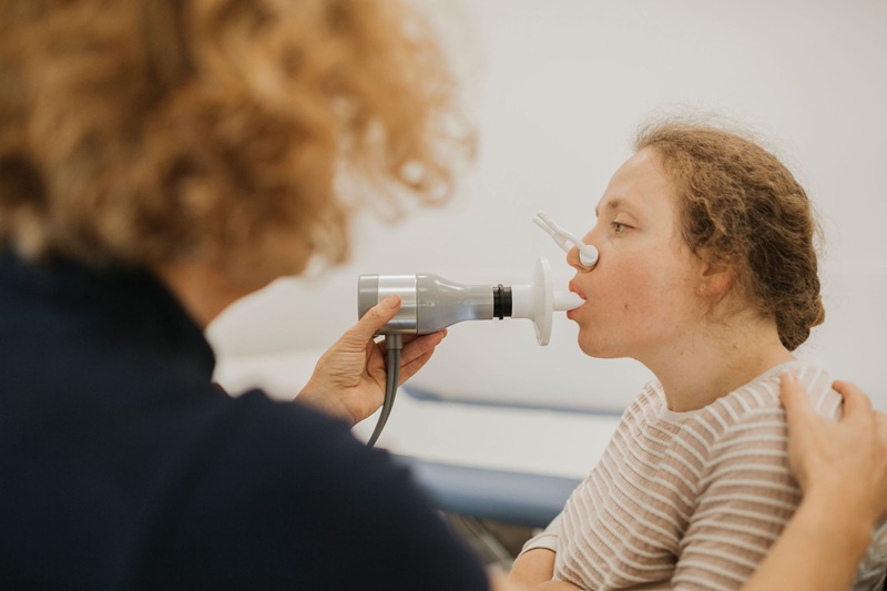 Medizinische Versorgung von Menschen mit Behinderung in München: Patientin bei Lungenfunktionstest