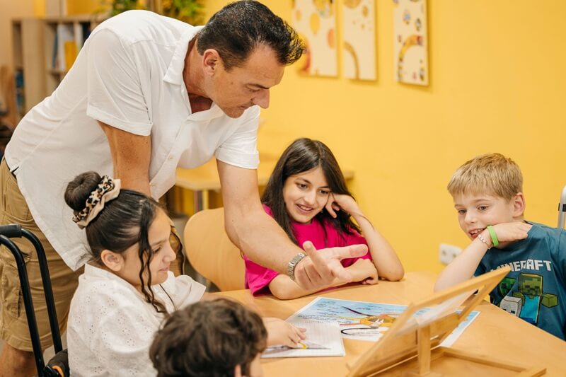 Betreuer spricht mit Kindern