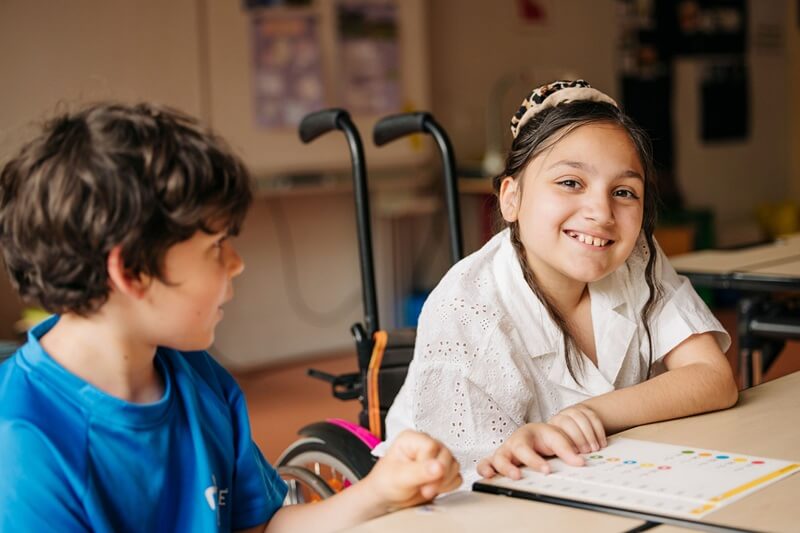 Zwei Schüler nebeneinander am Tisch