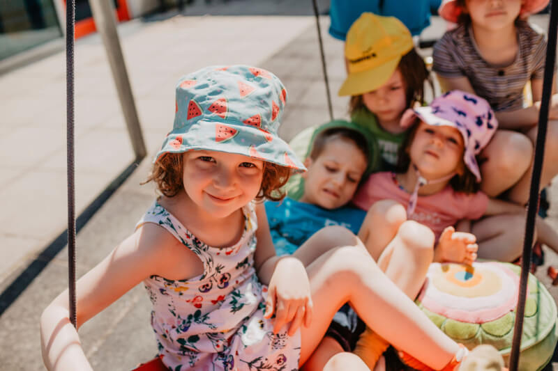 Kinder auf einer Schaukel