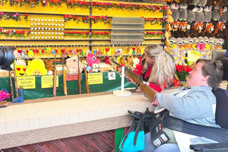 Person im Rollstuhl am Schießstand