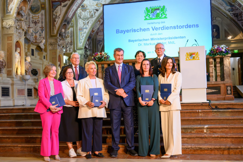 Markus Söder mit den Empfängern des Verdienstordens