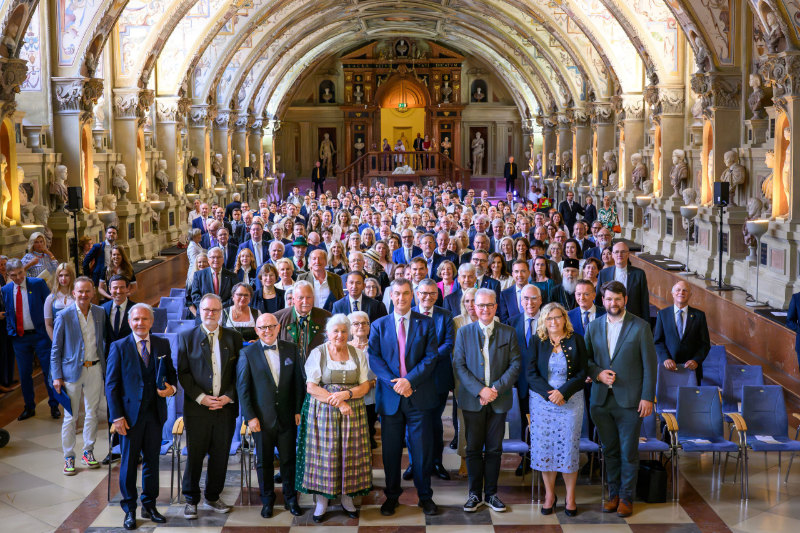 Viele Personen im Festsaal
