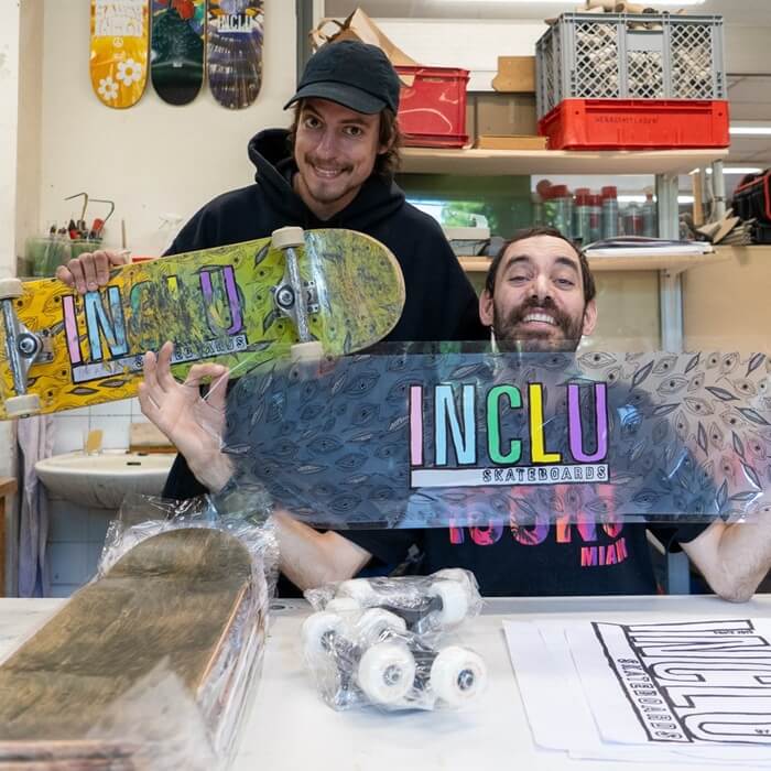 Zwei Personen mit Skateboard-Decks