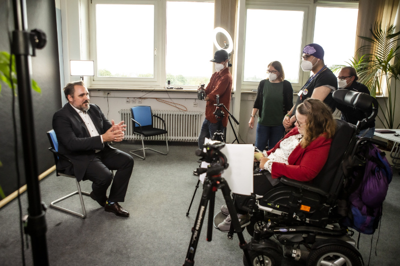 Interview-Team im Gespräch mit einem Politiker