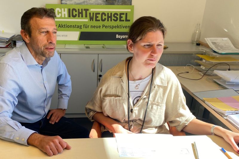 Ein Mann und eine Frau sitzen nebeneinander an einem Arbeitsplatz