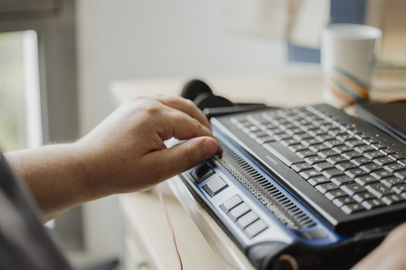 Hände auf spezieller Tastatur