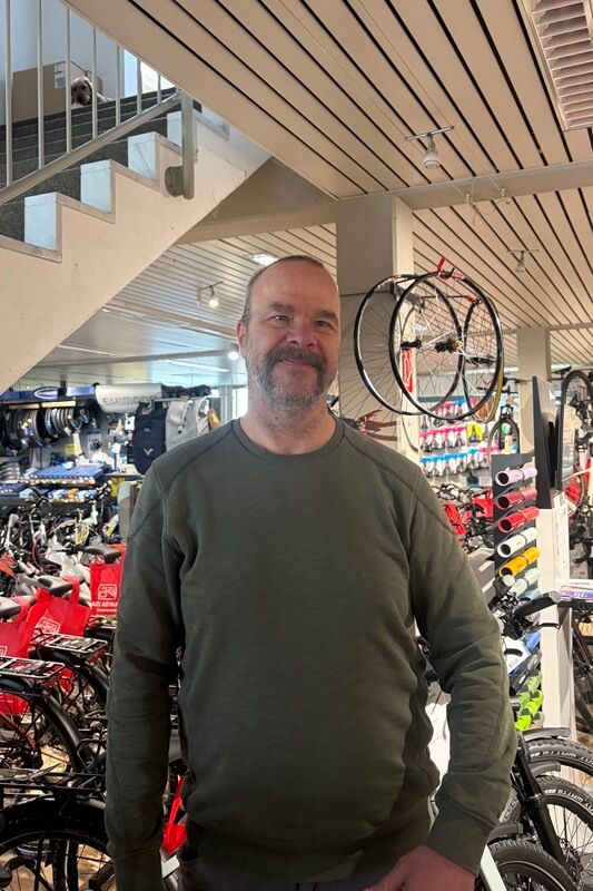 Person im Fahrradladen