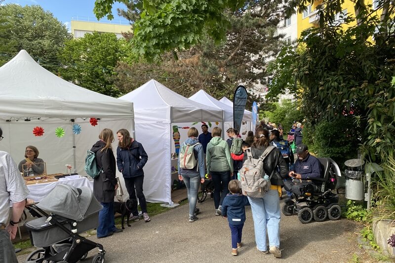 Besucher und Besucherinnen des Frühlingsmarkts