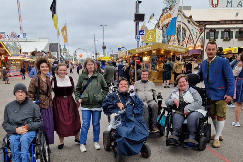 Mehrere Personen auf dem Oktoberfest