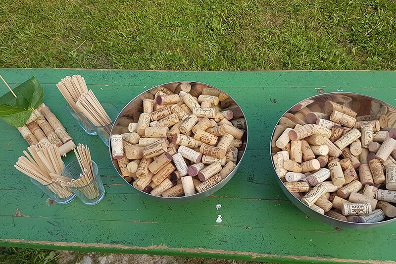 Mehrere Gefäße mit Korken und Holzspateln