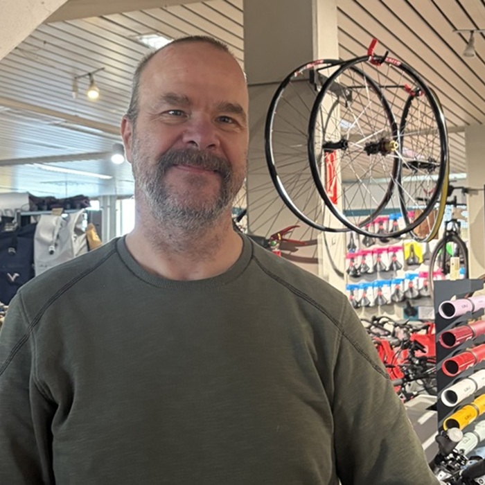 Person im Fahrradladen