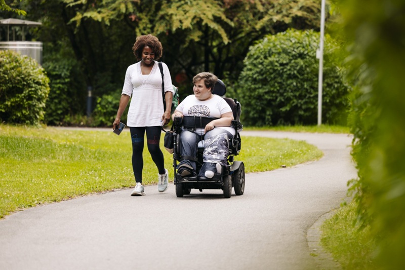 Zwei Personen spazieren im Park