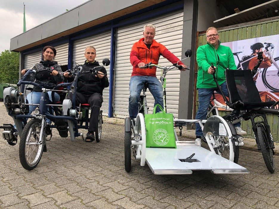 Mehrere Personen mit verschiedenen Zweiräder und Lastenfahrrad