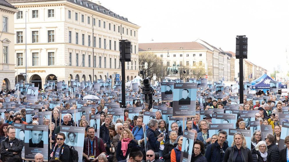 Viele Personen mit Plakaten am Odeonsplatz