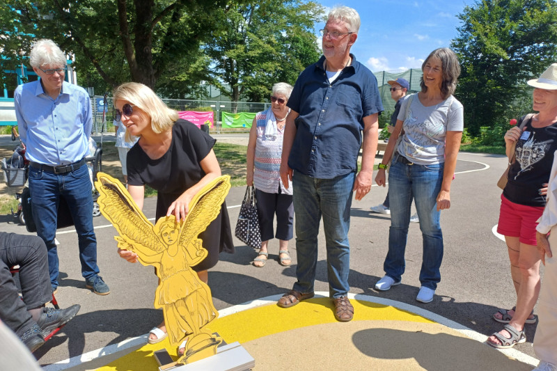 Einige Menschen stehen auf Spielfeld mit Sehenswürdigkeiten