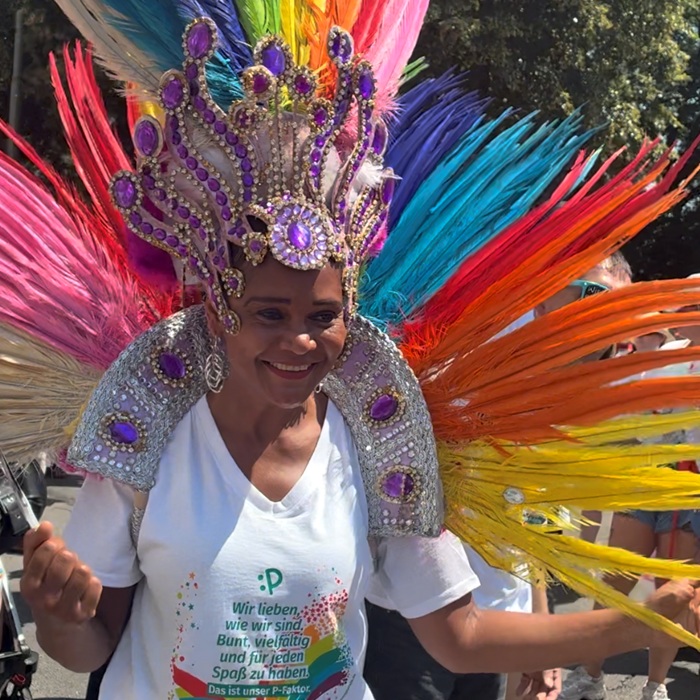 Person mit Kostüm in Regenbogenfarben
