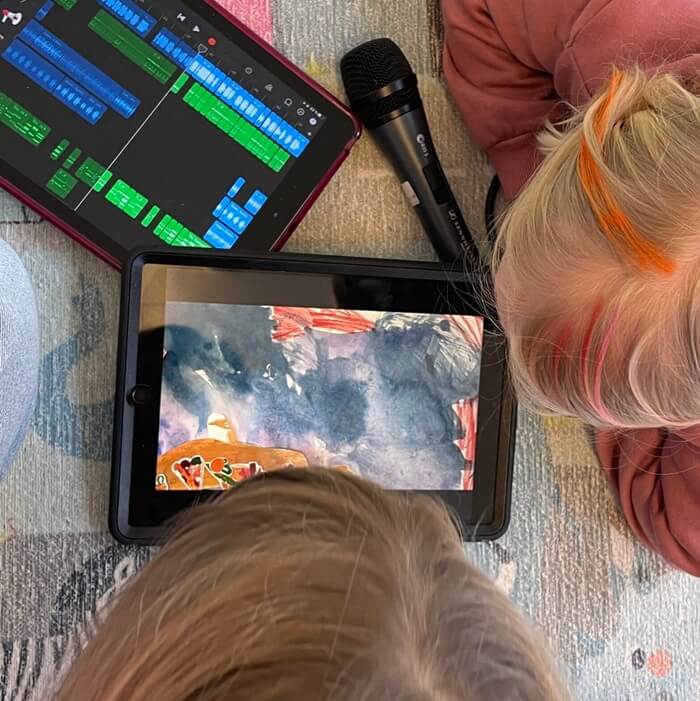 Zwei Kinderköpfe über einem Tablet